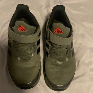 Adidas size 3 . Good condition ! My son grew out of them .